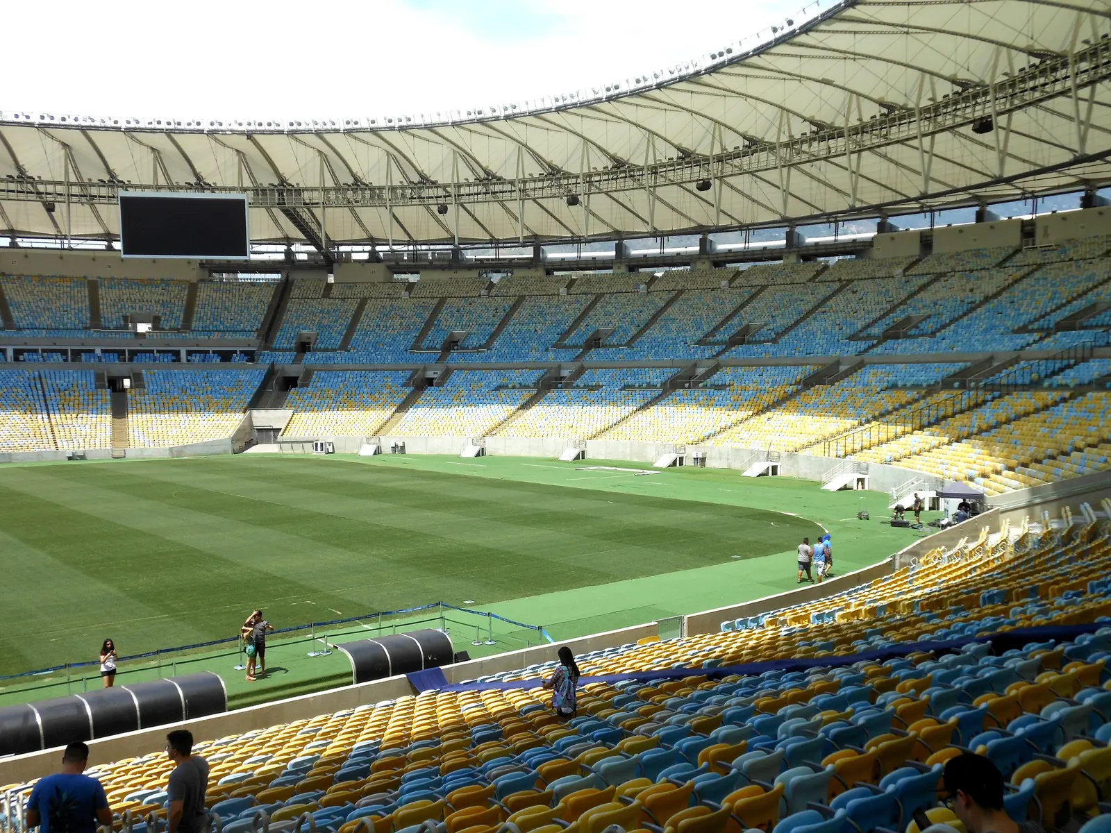 O gramado do Maracanã visto da beira do campo